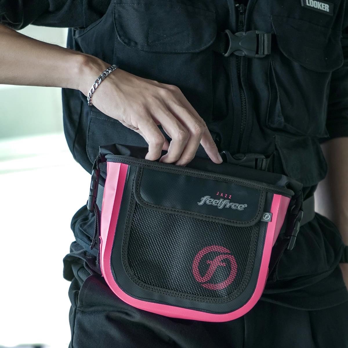 กระเป๋าสะพายกันน้ำ FEELFREE JAZZ 23 สี BLACK / ROSY_4